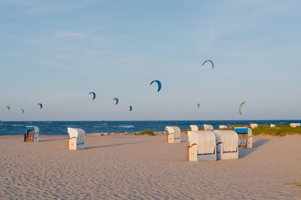 Kitesurfer und Strandkörbe am Strand Grüner Brink auf Fehmarn