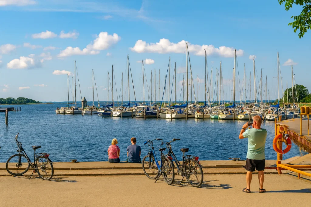 Segelboote und Windmühle im Hafen Lemkenhafen auf Fehmarn