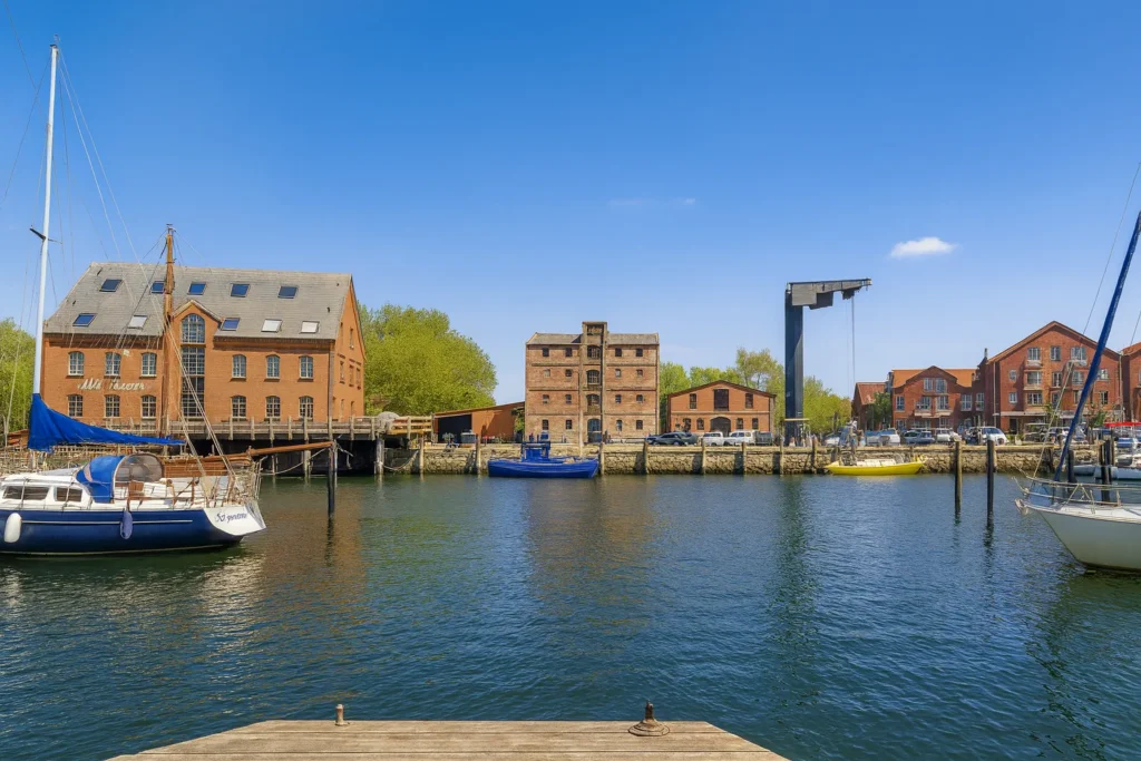 Holzstege und Segelboote im Hafen Orth auf Fehmarn