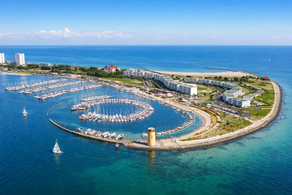 Luftaufnahme des Yachthafens Burgtiefe am Südstrand Fehmarn mit Segelbooten.